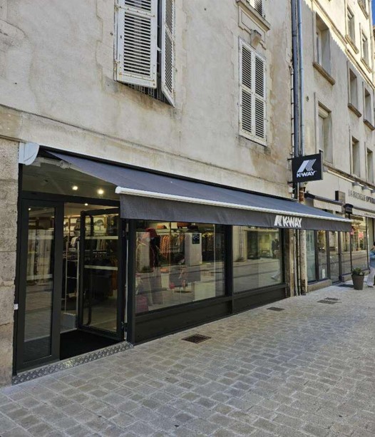 Façade rénovée d’une boutique K-Way en centre-ville à La Rochelle