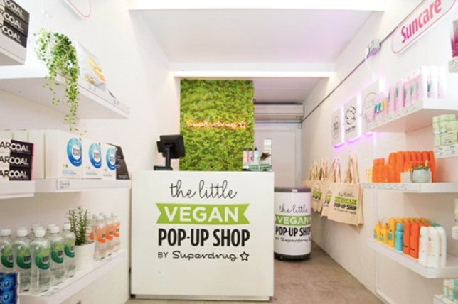 Intérieur d’une boutique éphémère avec comptoir et présentoirs