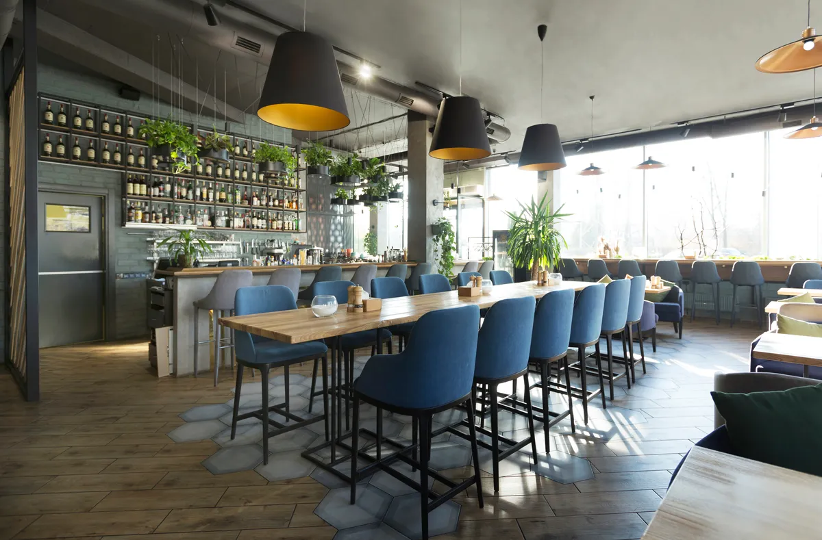 Restaurant moderne avec mobilier bois et ambiance végétale