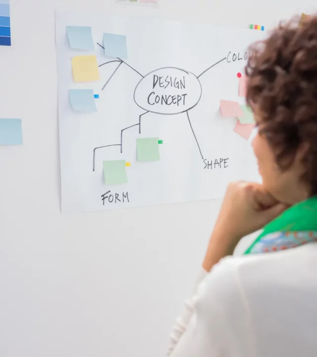 Professionnelle analysant une mindmap en salle de réunion